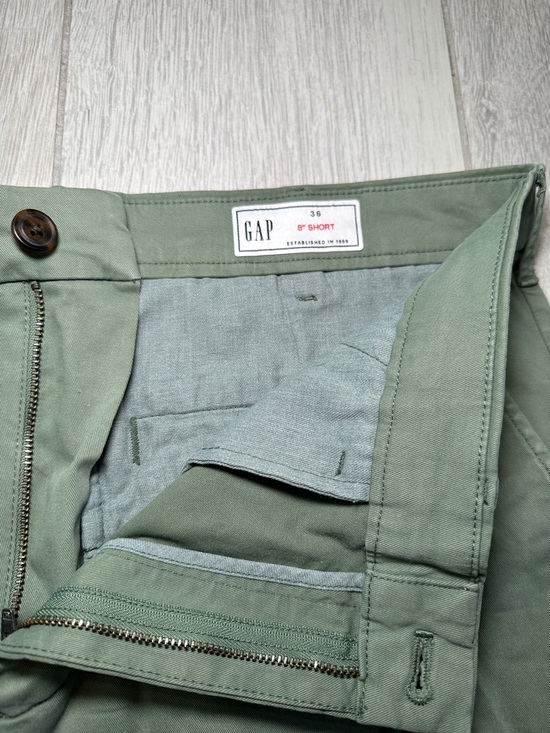 GAP Men's twig Green Flat Front Chino Short. 8 inch inseam. Size 36. - Picture 3 of 10